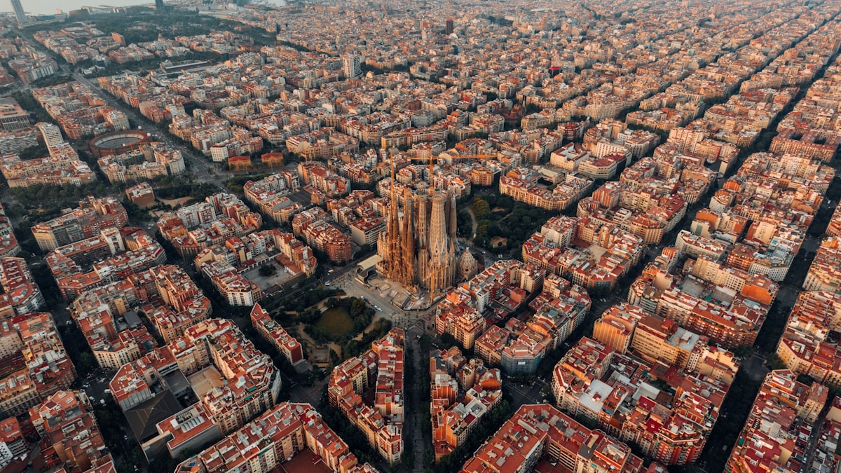 Las playas, las ciudades y las islas de España vuelven a llenarse de visitantes en un verano de cifras históricas.
