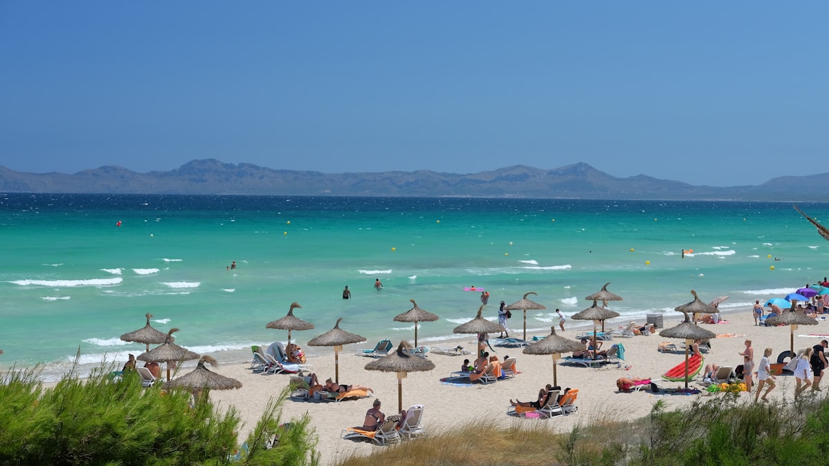 Una playa de Baleares en plena temporada alta. El archipiélago sigue siendo uno de los destinos preferidos por el mercado europeo, con especial peso de los viajeros franceses.